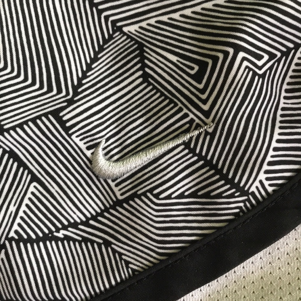 Nike Dri Fit printed shorts - Picture 2 of 5